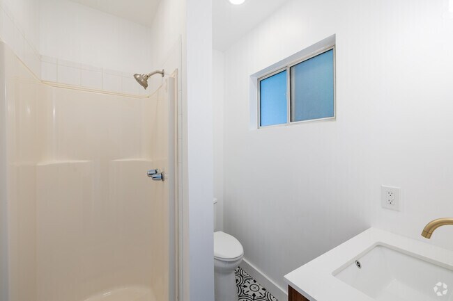 3 habitaciones, 2 baños - 1600 pies cuadrados - Baño - 4437-4439 Vista Del Monte Ave