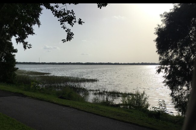 Lago Howard - 669 Avenue B NW