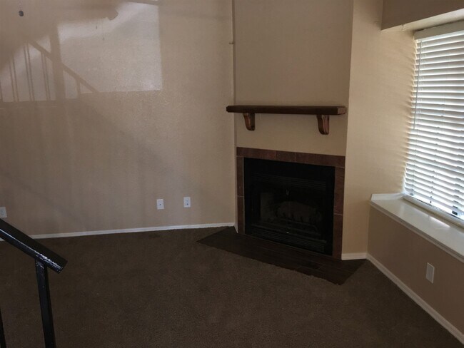 Foto del edificio - **MOVE-IN SPECIAL 50% OFF MOVE-IN MONTH!!!!** **BEAUTIFUL 3br/2ba TOWNHOME (ELLIOTT & ARIZONA AVE)**