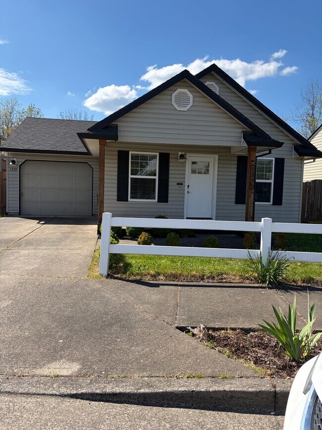 Building Photo - Cozy Two Bedroom Home Tucked Away in Newberg