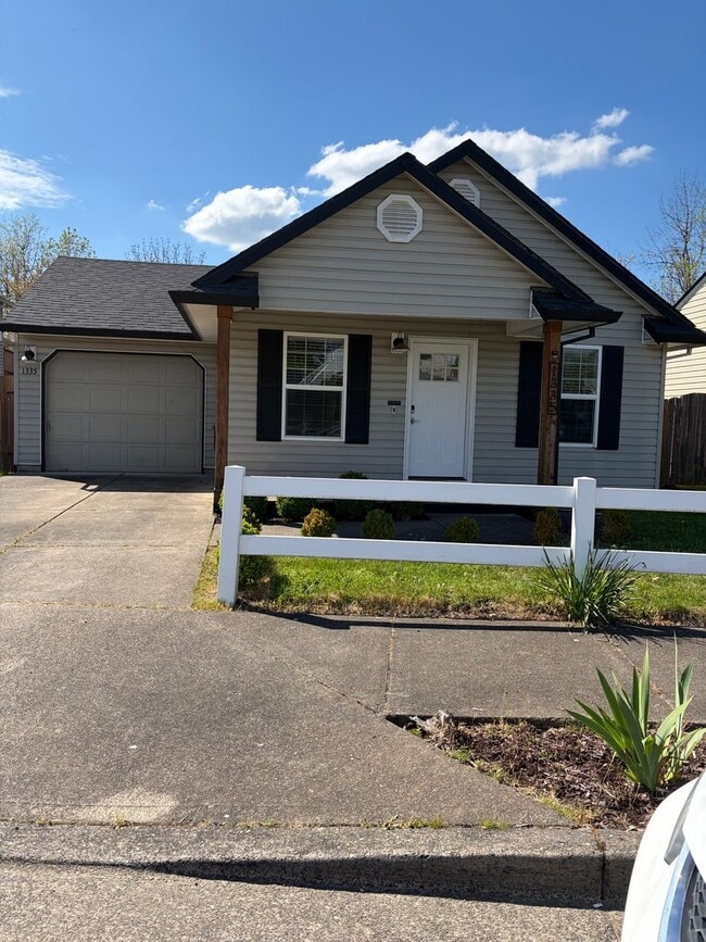 Foto del edificio - Cozy Two Bedroom Home Tucked Away in Newberg