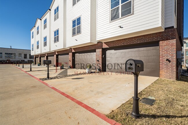 Foto del edificio - Luxury 3 bedroom, 3.5 Bath, 2 Car Garage Townhome- Fully Furnished!