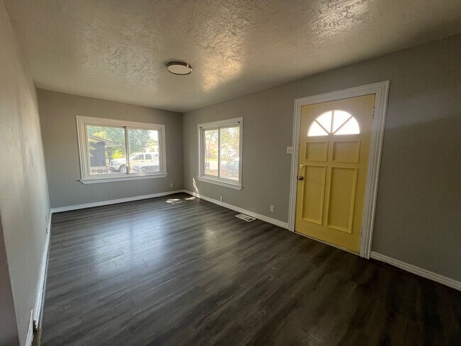 Building Photo - Centrally Located Single Family Home