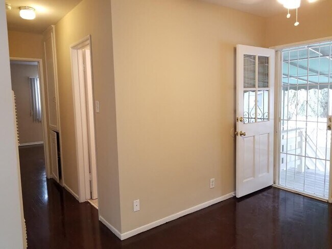 Building Photo - 1124 Rexford Dr