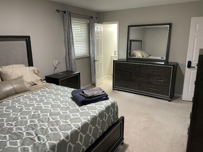 Foto del edificio - Bedroom with Private Bathroom in Shared Home