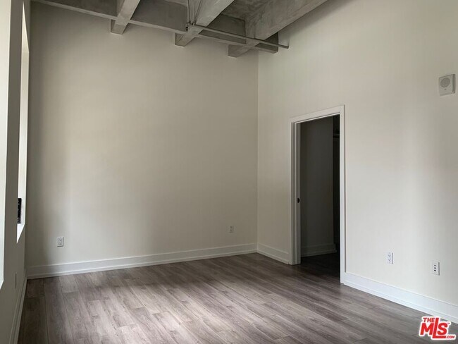 Foto del edificio - 727 W 7th St