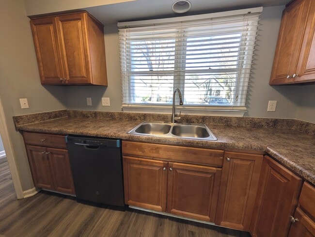 Building Photo - 2808 Shadowbrook Ln