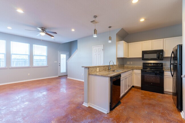 Foto del edificio - 6918 Crestway Dr