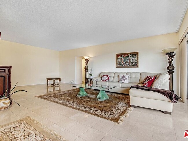 Building Photo - 10450 Wilshire Blvd