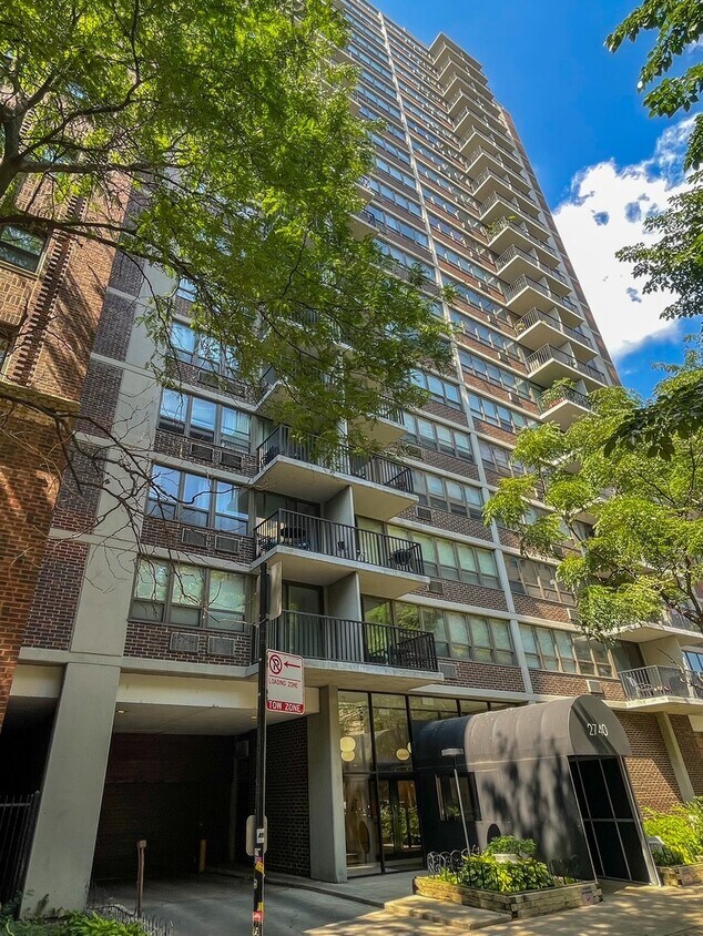 Foto principal - 2740 N Pine Grove Ave