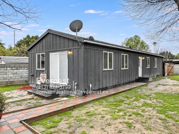 Primary Photo - Charming 2-Bedroom Home in a Prime Locatio...