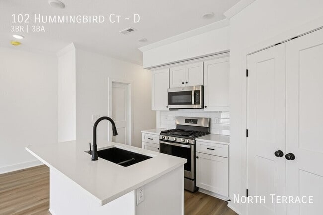 Foto del edificio - 102 Hummingbird Ct