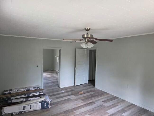 Foto del edificio - 2 bed/1 bath House Under Renovations
