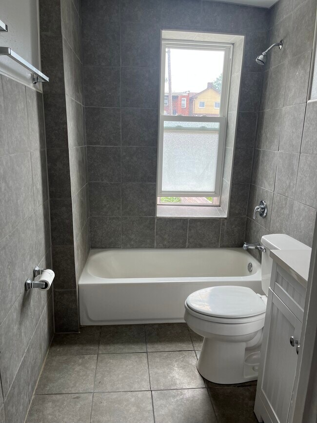 Building Photo - 318 E 17th Ave