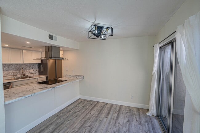 Building Photo - Cozy Upgraded Bungalow in Scottsdale – A M...