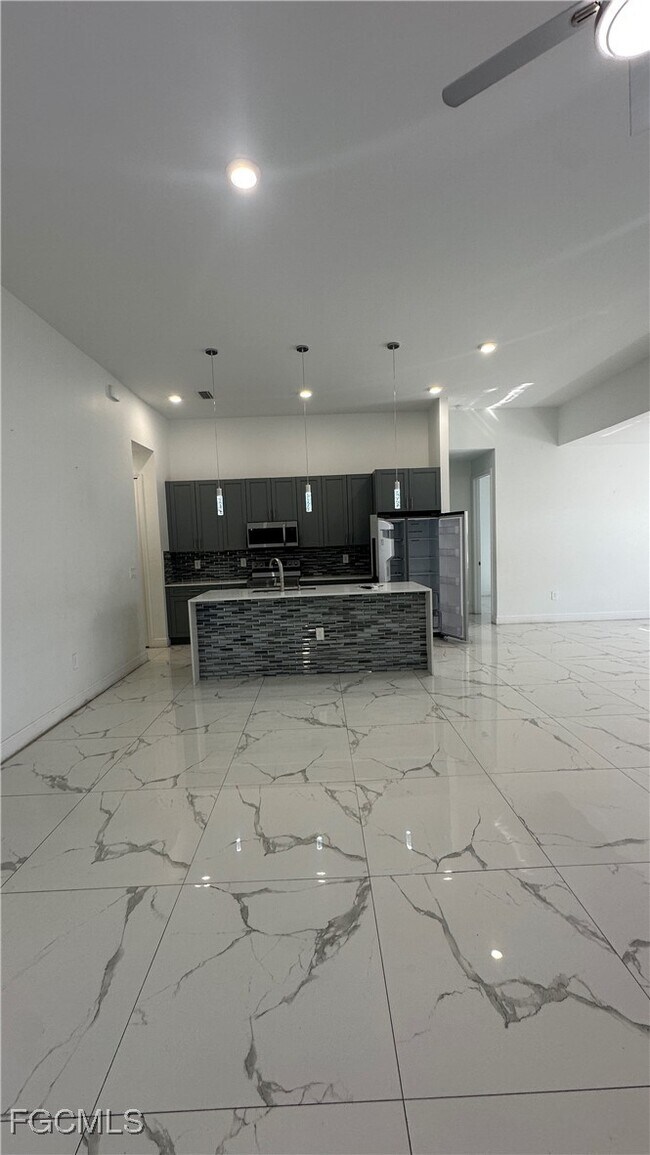 Foto del edificio - 3217 64th St W