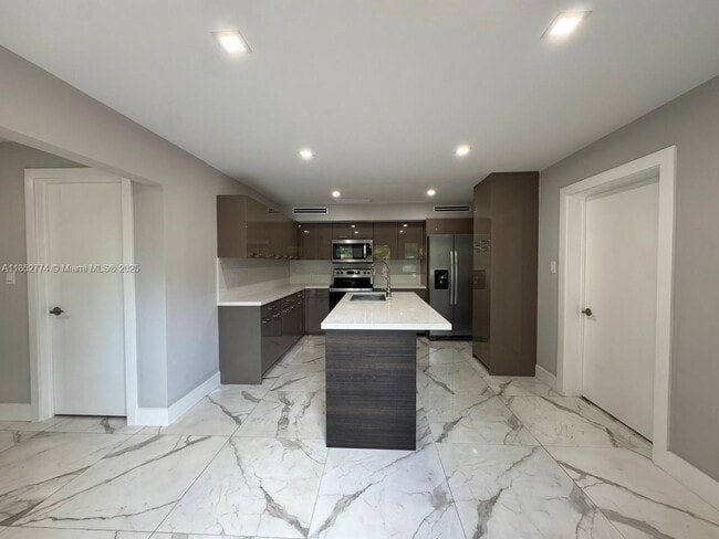 Foto del edificio - 15011 Coconut Ct