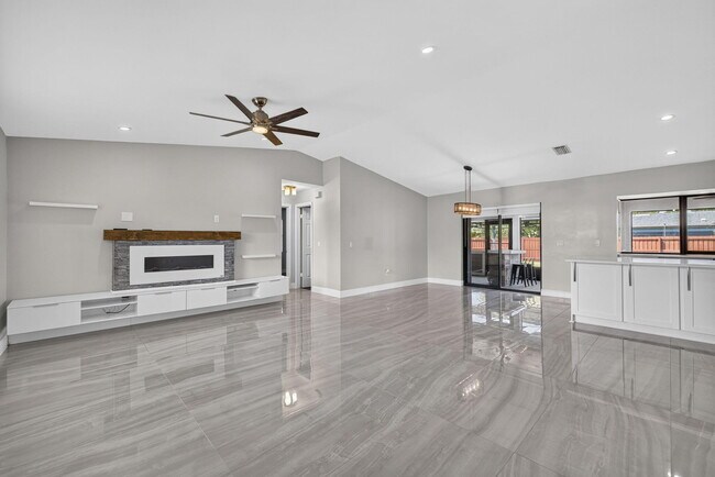 Building Photo - 825 SE Starflower Ave