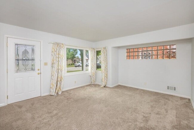 Building Photo - 1408 Manistique Ave