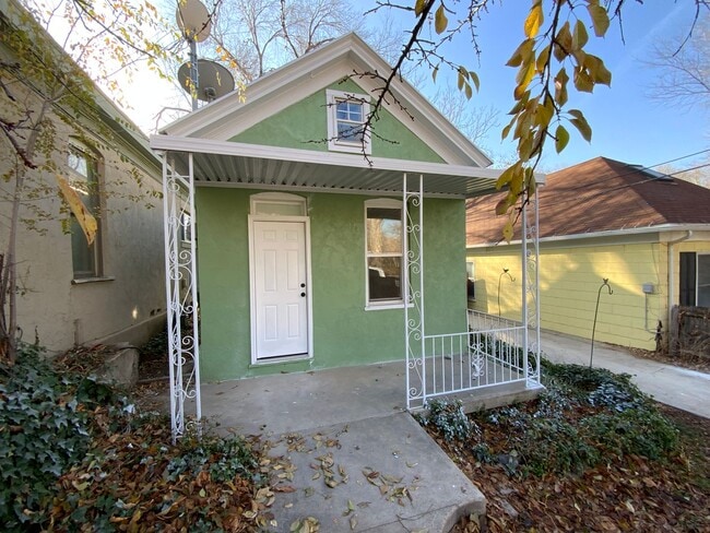 Building Photo - CHARMING UDPATED 2 BED 1 BATH CAPITOL HILL...