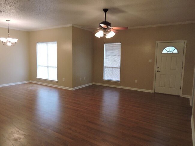Foto del edificio - Great 3 Bedroom, 2 Bath Home - No Carpet