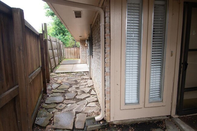 Building Photo - 3617 Stables Ln