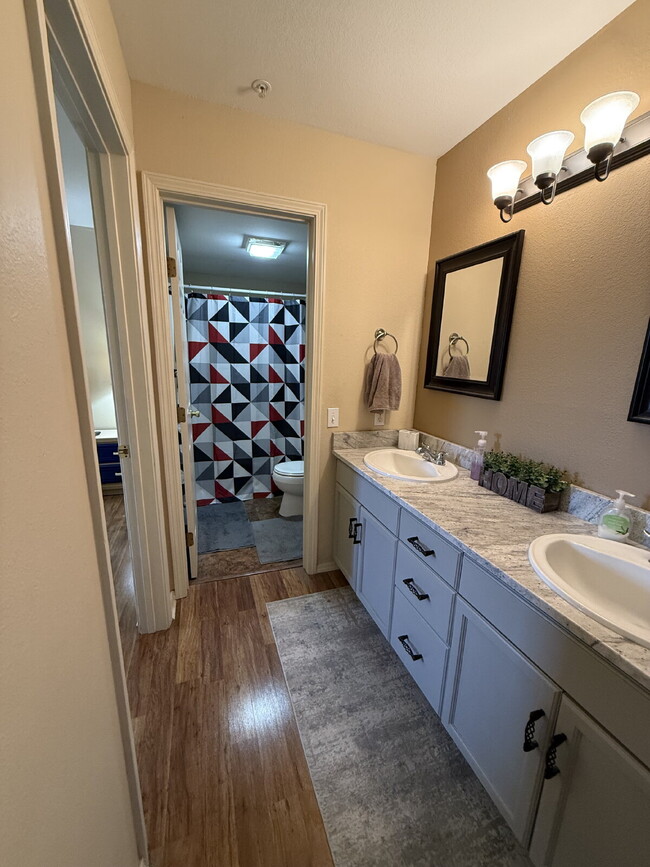 Building Photo - Penthouse Fully Furnished - Lakeview 2 Bed...