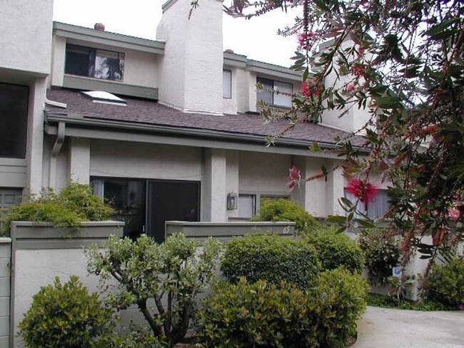 Building Photo - La Jolla 3BR/2.5BA Townhouse @ Eastbluff N...
