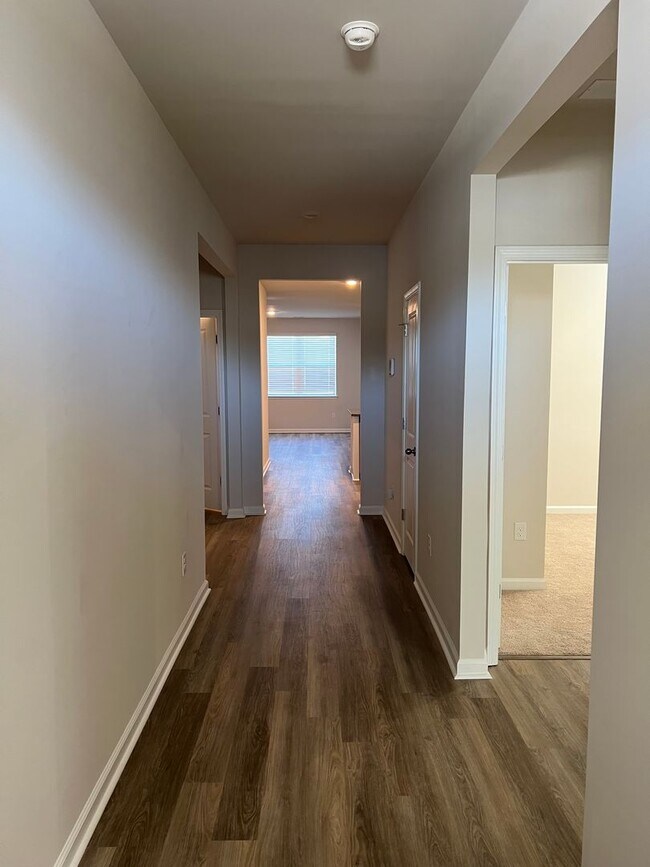 Foto del edificio - AVAILABLE NOW! Beautiful home, with pond v...