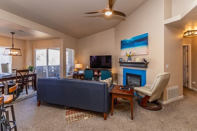 Foto del edificio - Beautiful upper-level condo in gated community!!!