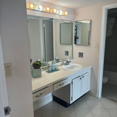 Building Photo - 3375 N Country Club Dr