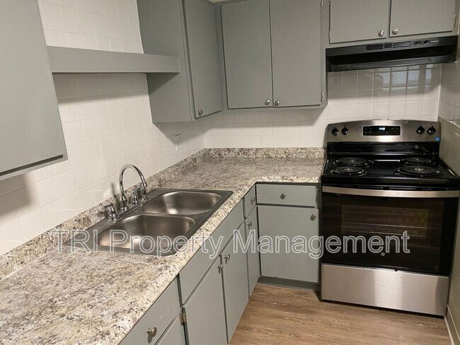 Building Photo - 2011 5th Ave