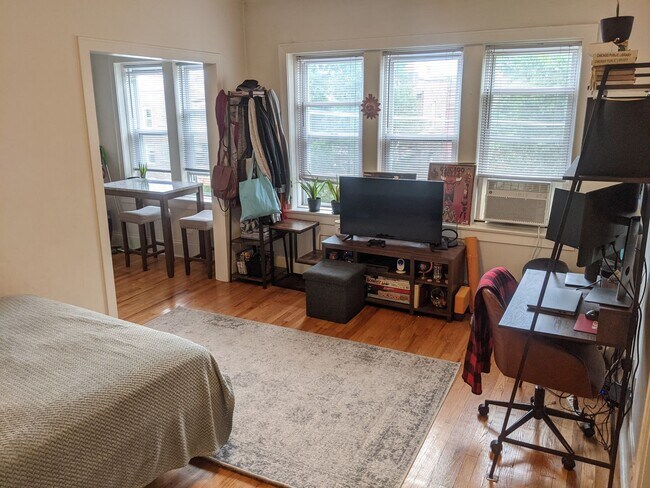 Foto del edificio - Renovated Top Floor Studio in Heart of Rog...