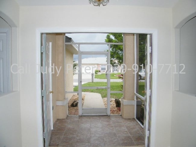 Building Photo - 125 SE 25th Ter