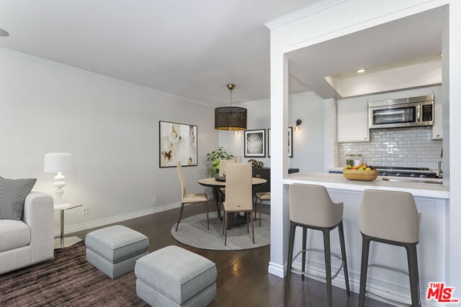 Foto del edificio - 906 N Doheny Dr