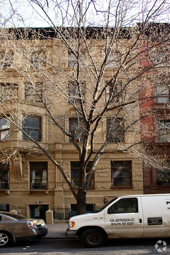 Foto del edificio - 137 W 69th St