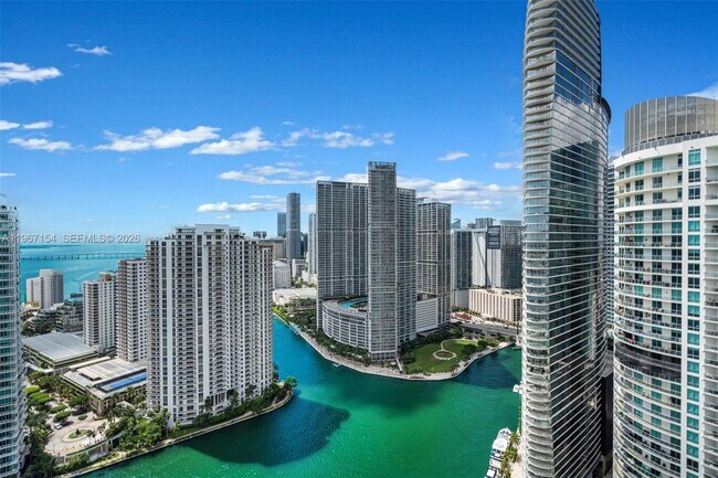 Foto del edificio - 325 S Biscayne Blvd