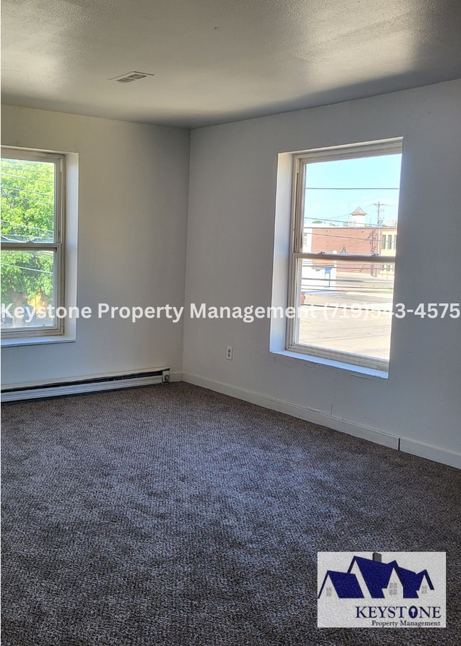 Building Photo - 2 Bedroom/1 Bathroom Apartment on 2nd leve...