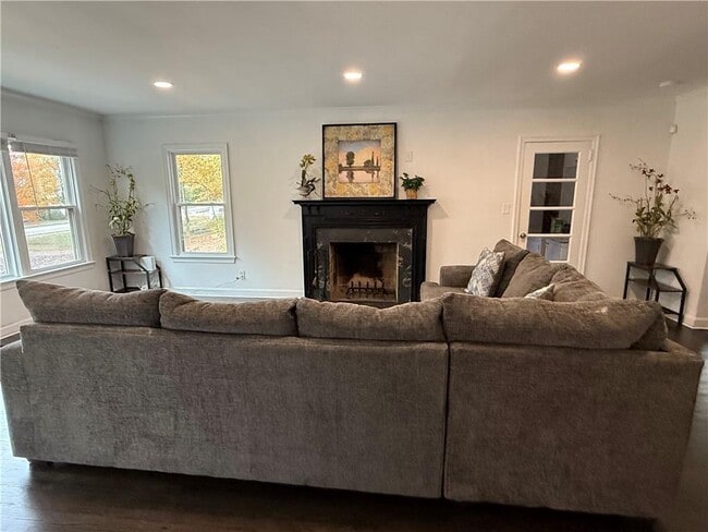 Foto del edificio - 1140 Goodwin Pl NE