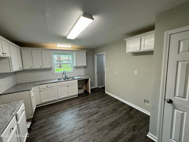 Building Photo - 742 Montclair Pl