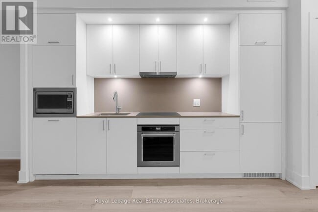 Building Photo - 259 The Kingsway