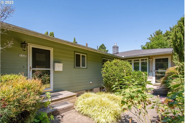 Courtyard entrance. - 1120 SE 31st Ave