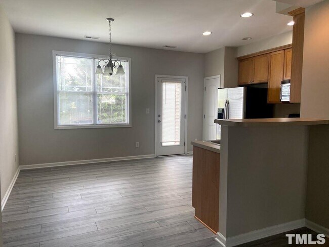Foto del edificio - 3 Bedroom 3.5 Bath Townhome close to NCSU