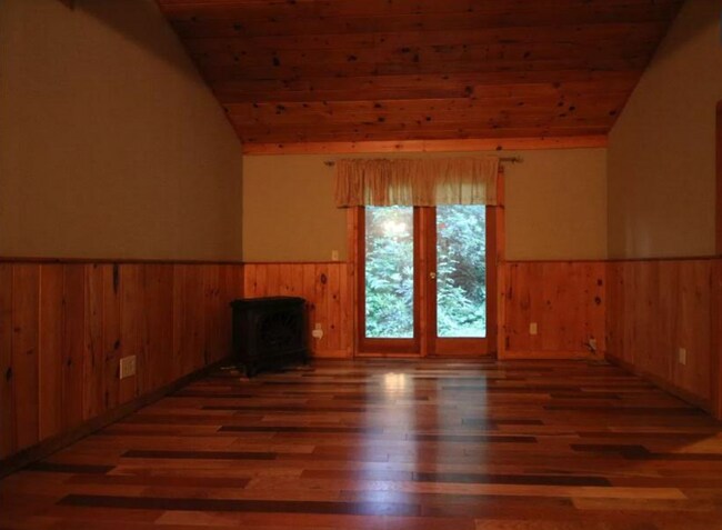 Building Photo - 2 bedroom/2 bath one level home