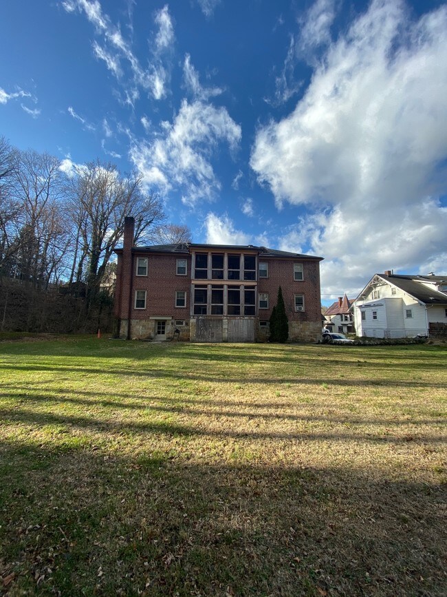 Building Photo - 1915 Vineyard St