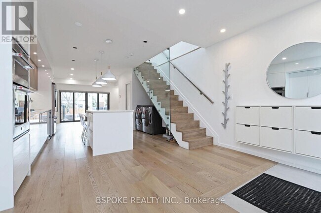 Photo du bâtiment - 707 Mortimer Ave