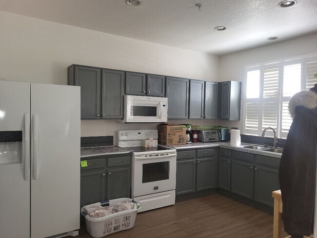 Building Photo - 2222 San Remo Dr