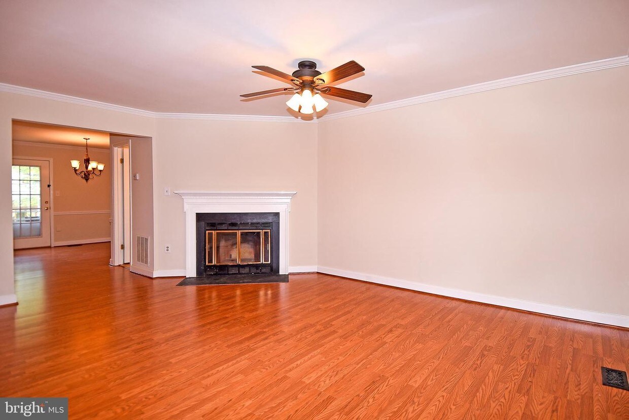 Primary Photo - 6024 Crown Royal Cir