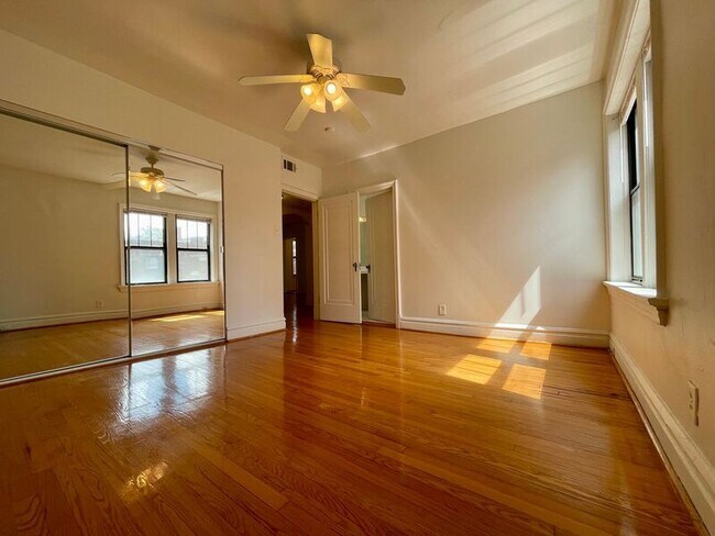 Building Photo - 6242 Southwood Ave - 2S