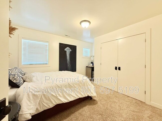 Building Photo - 247 S 700 W